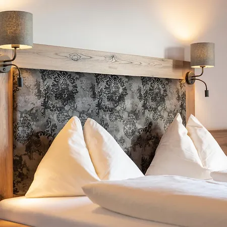 Berggasthof Hoellenstein 3*